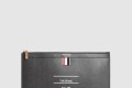 [THOM BROWNE-톰브라운]페이퍼 라벨 클러치 MAC094
