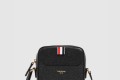 [THOM BROWNE-톰브라운]페블 버티컬 카메라백 MAG420