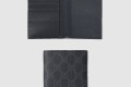 [GUCCI-구찌]그레이로 내부를 완성한 GG 여권 케이스 795229