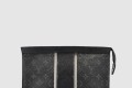 [LOUIS VUITTON-루이비통]디자인 포르셰트 보야지 MM 클러치백 M64440