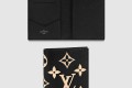 [LOUIS VUITTON-루이비통]여권 케이스 레더 모노그램 엠보싱 여권 커버 지갑 M46290