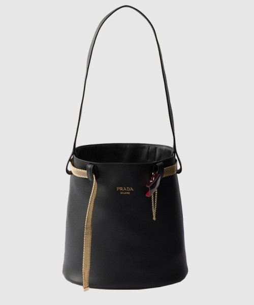 [PRADA-프라다]주얼리 벨트가 달린 가죽 프라다 버클 버킷백 1BE085