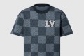 [LOUIS VUITTON-루이비통]다미에 쇼트 슬리브드 크루넥 위드 LV 크리스탈 패치 1AGHTK